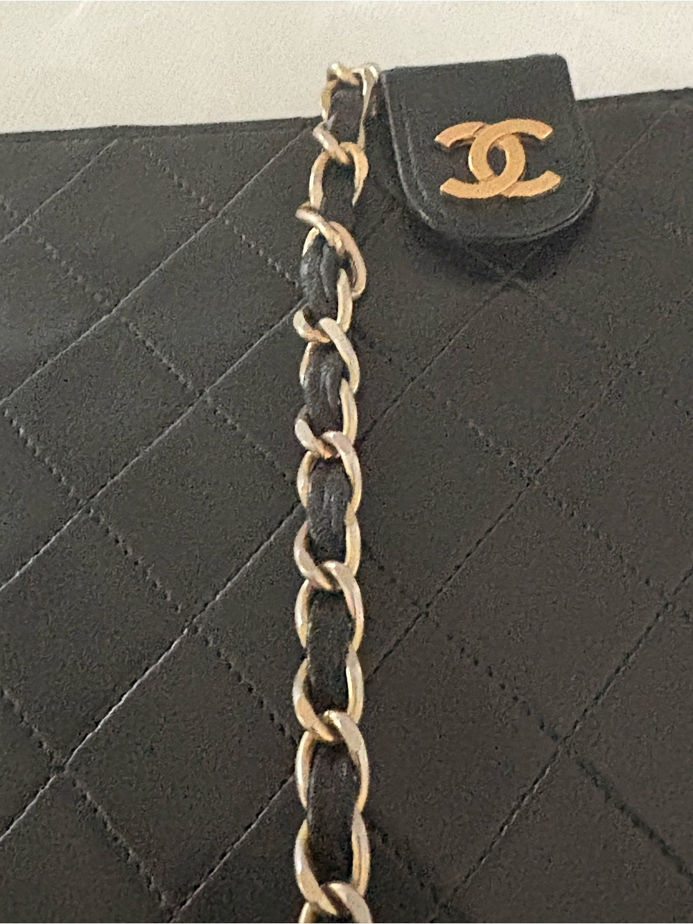 Vintage CHANEL Black Quilted Leather Shoulder Bag with Gold Chain - Picture 2 of 11